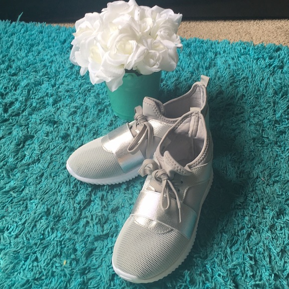 Sneaker - Picture 2 of 4